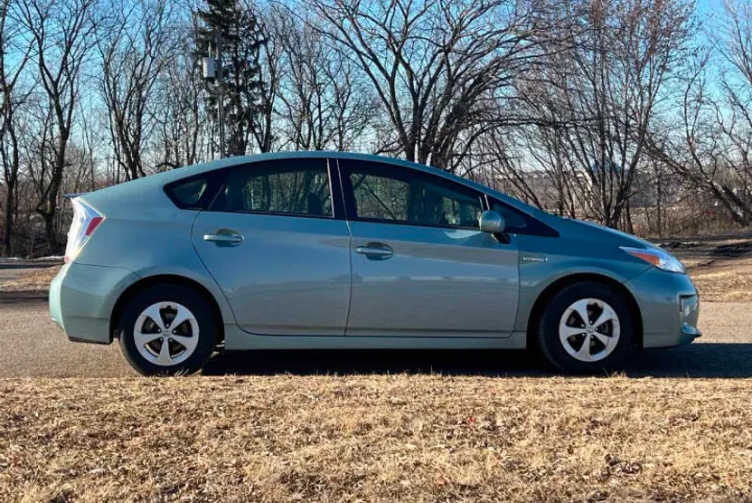 2012 Toyota Prius Three photo 1
