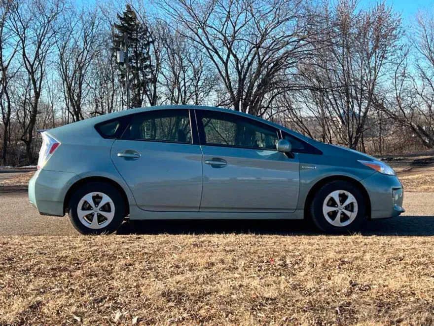 2012 Toyota Prius Three photo 1