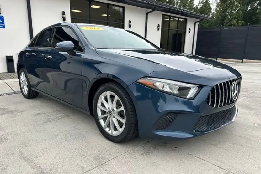 2019 Toyota C-HR LE photo 1