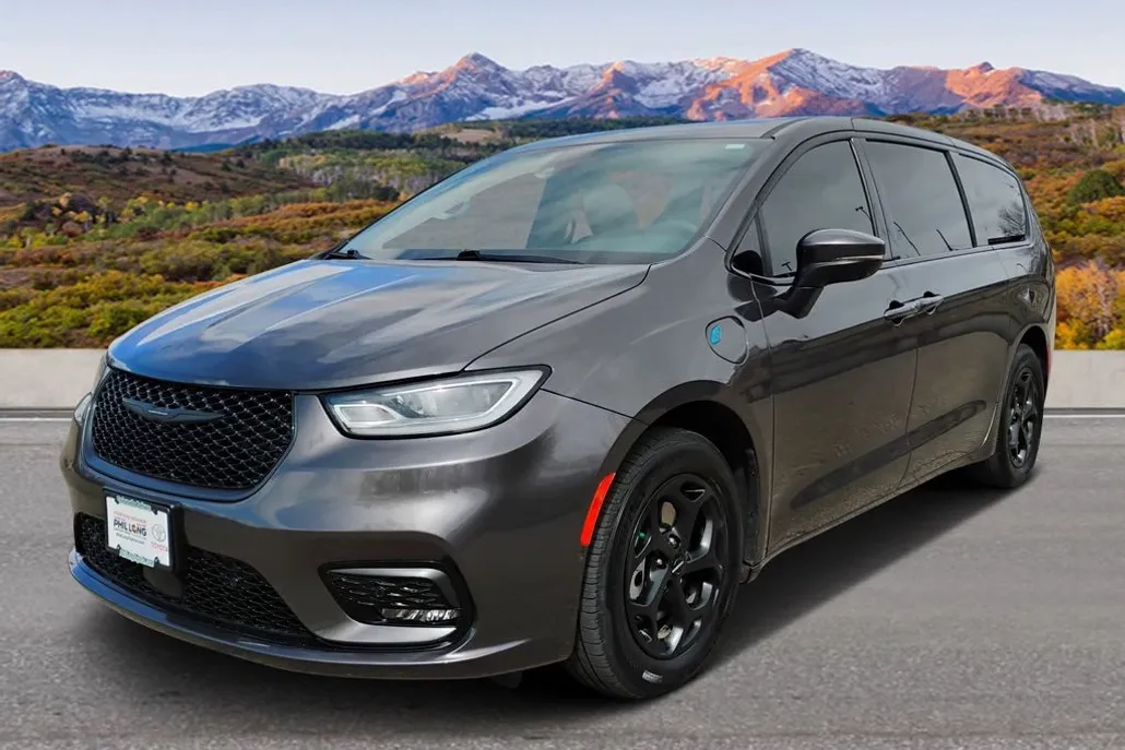 2023 Chrysler Pacifica Hybrid Touring L photo 1