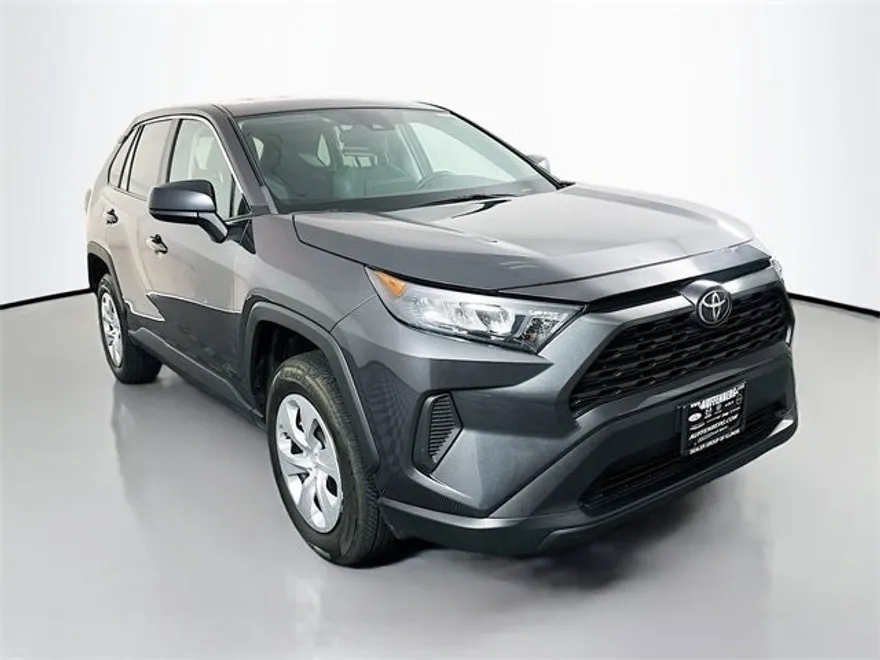 2022 Toyota RAV4 LE photo 1