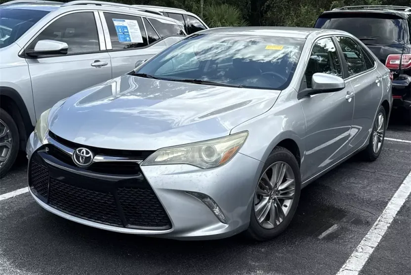 2016 Toyota Camry SE photo 1