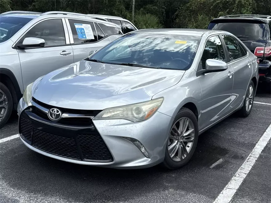 2016 Toyota Camry SE photo 1