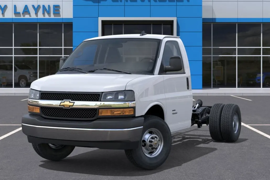 2025 Chevrolet Express Cutaway 3500 photo 1