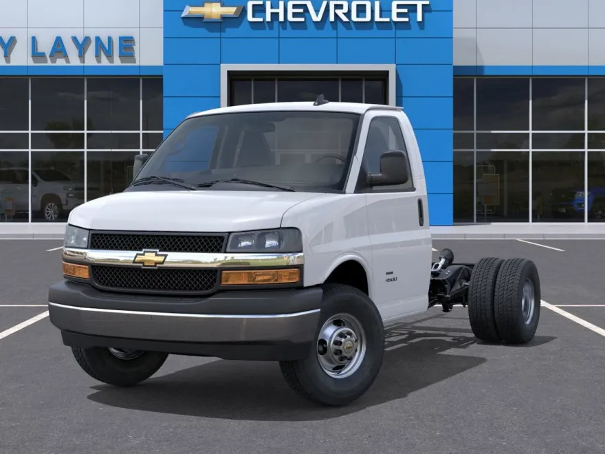 2025 Chevrolet Express Cutaway 3500 photo 1