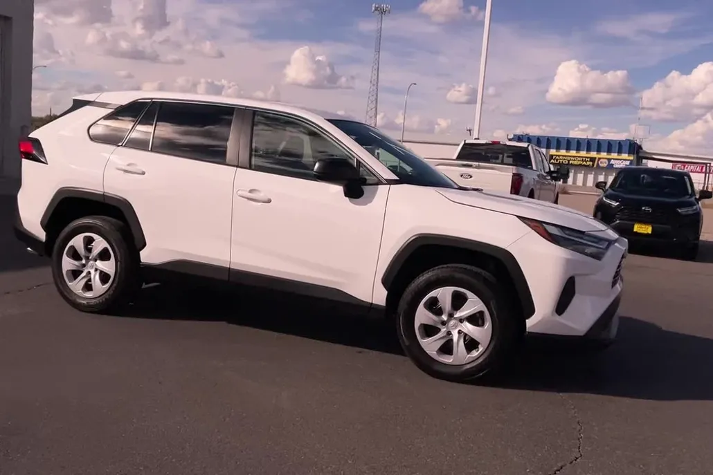 2024 Toyota RAV4 LE photo 1