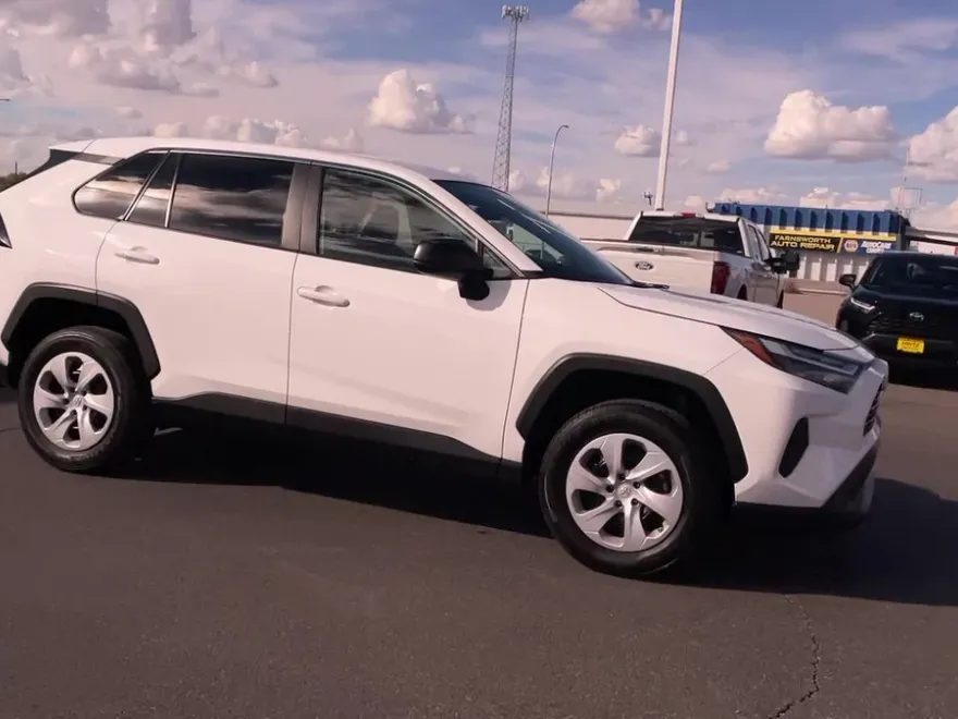 2024 Toyota RAV4 LE photo 1