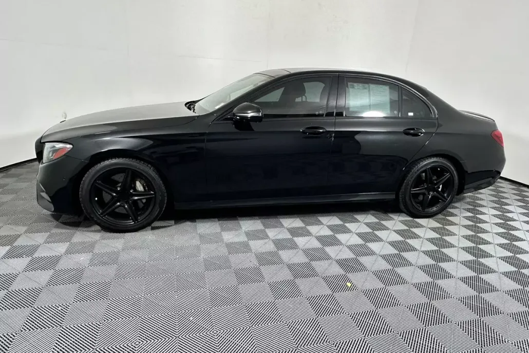 2017 Mercedes Benz E 300 Sedan photo 1