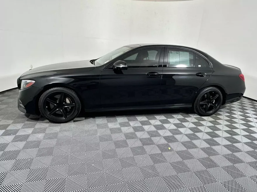 2017 Mercedes Benz E 300 Sedan photo 1