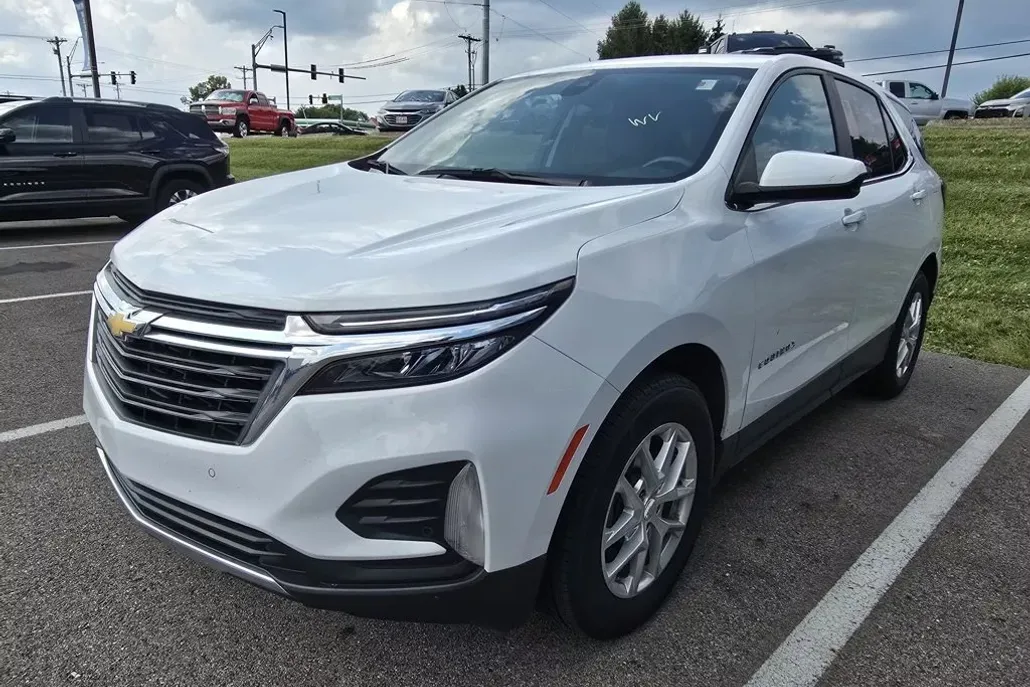 2024 Chevrolet Equinox LT photo 1