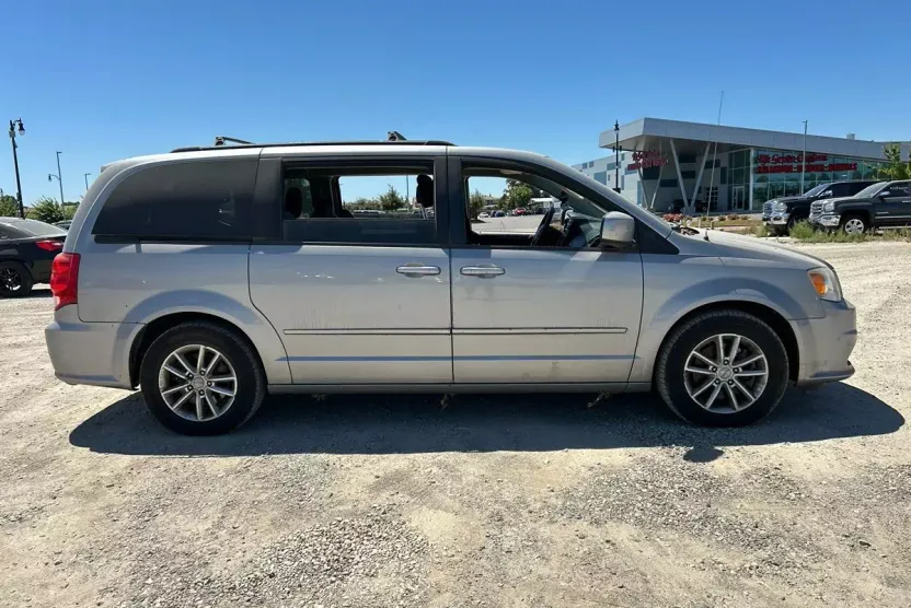 2015 Dodge Grand Caravan SXT photo 1