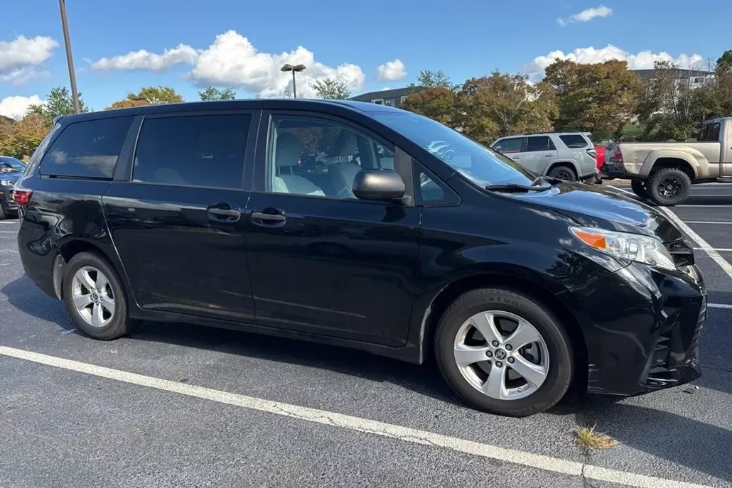 2020 Toyota Sienna L photo 1