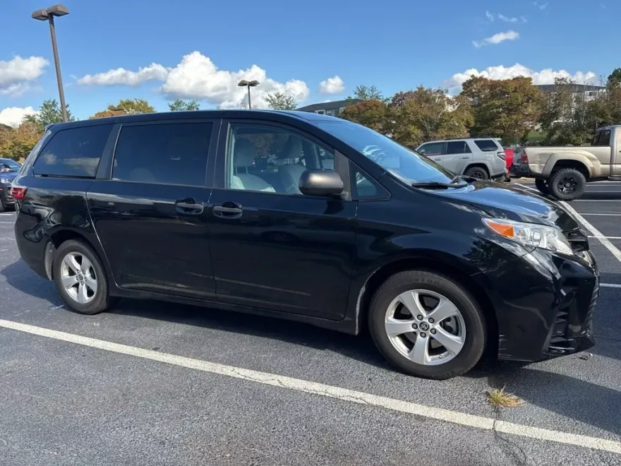 2020 Toyota Sienna L photo 1