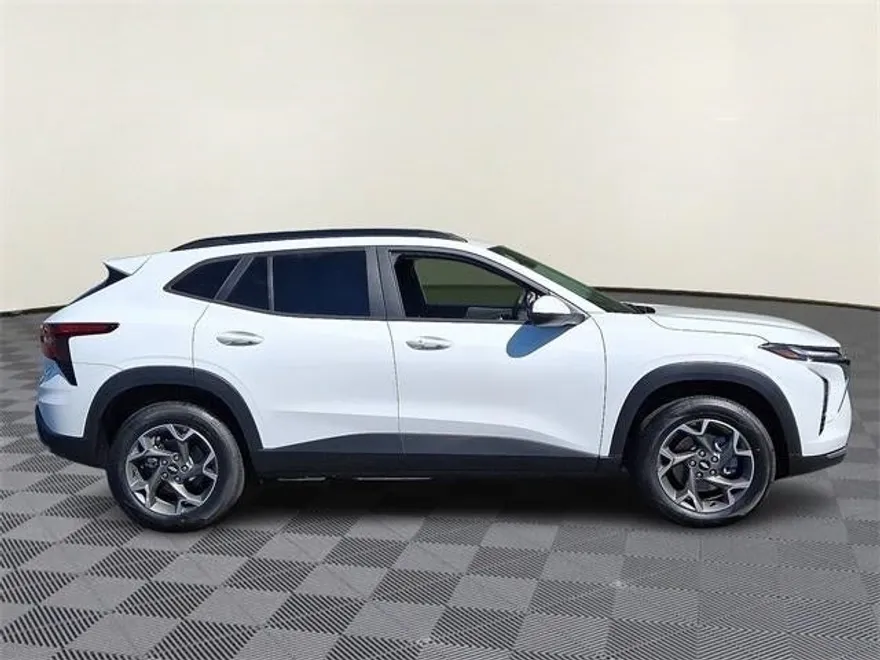 2025 Chevrolet Trax LT photo 5