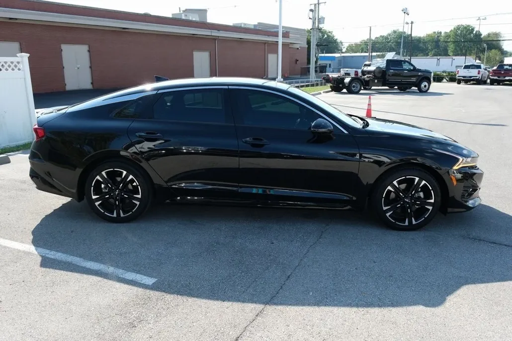 2022 Kia K5 GT-Line photo 1