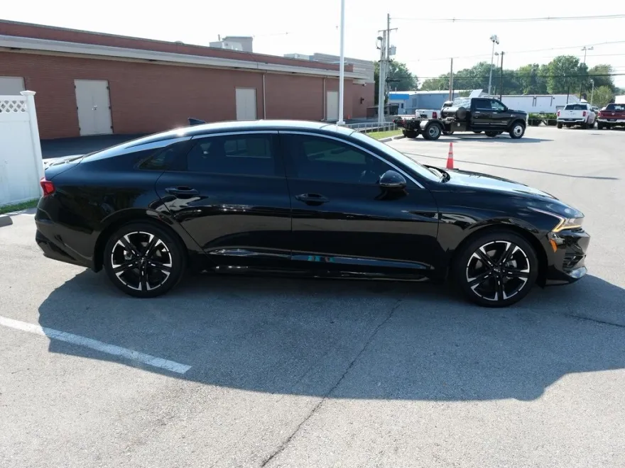 2022 Kia K5 GT-Line photo 1