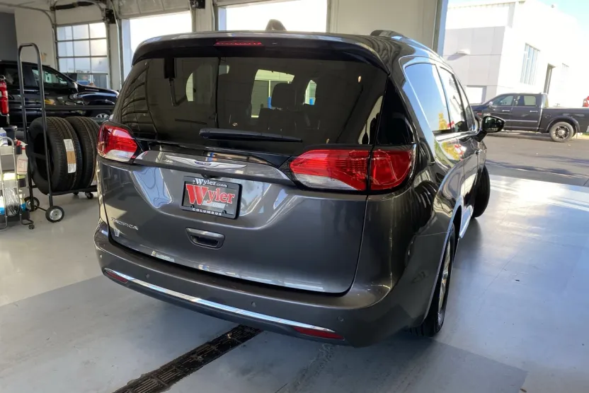 2019 Chrysler Pacifica Touring L photo 1