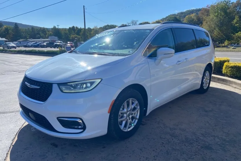 2022 Chrysler Pacifica Touring L photo 1