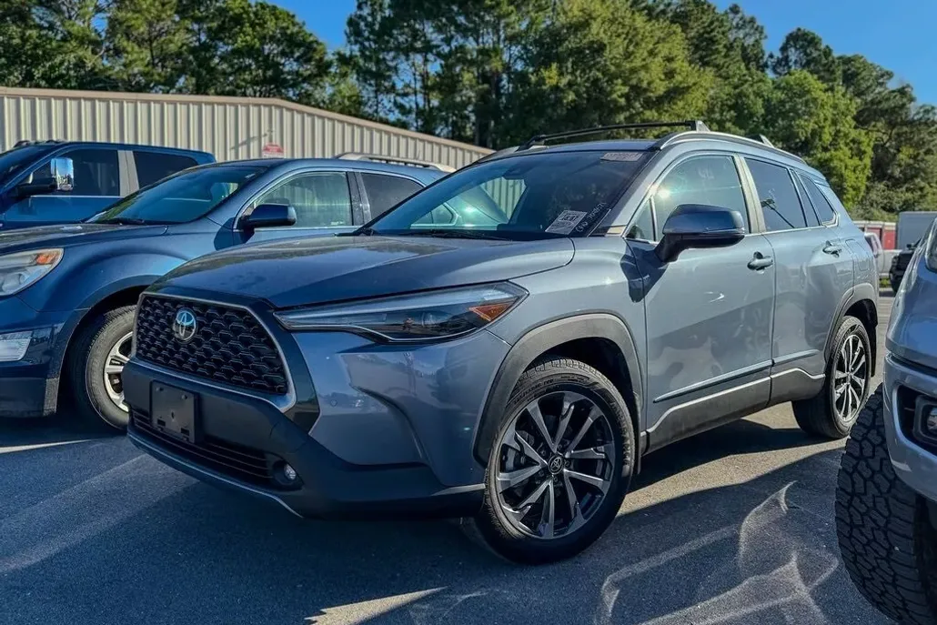 2022 Toyota Corolla Cross XLE photo 1