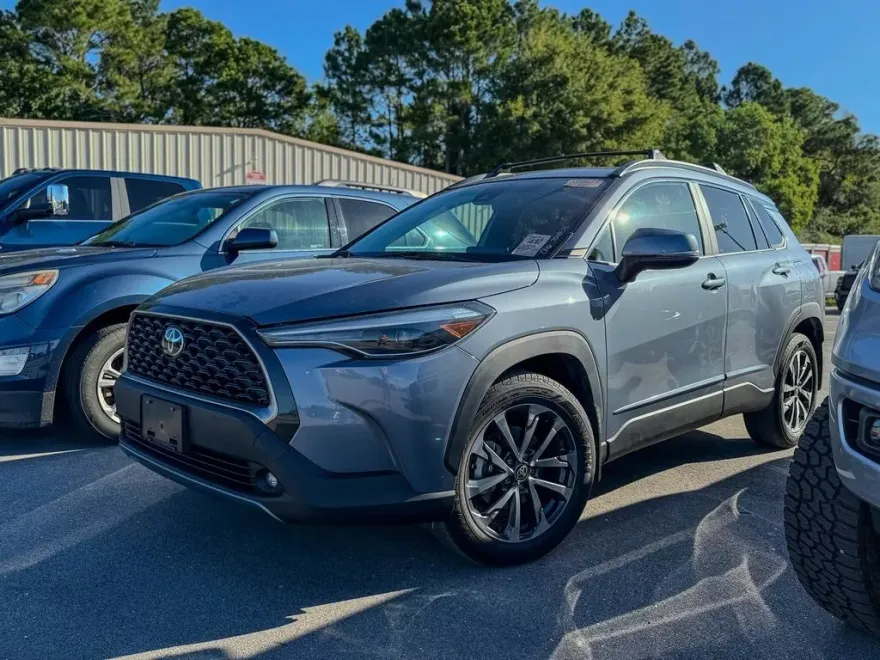 2022 Toyota Corolla Cross XLE photo 1