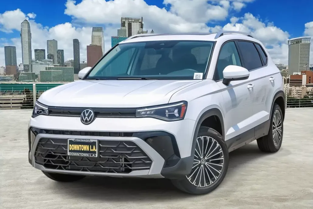2025 Volkswagen Taos SE photo 1