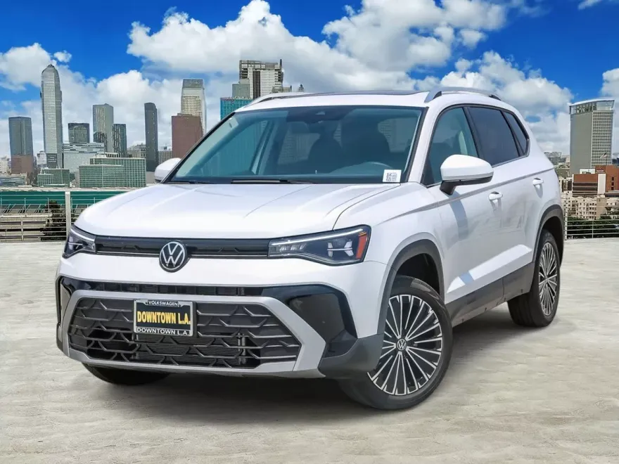 2025 Volkswagen Taos SE photo 1