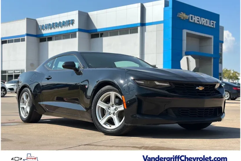 2023 Chevrolet Camaro 1LT photo 1