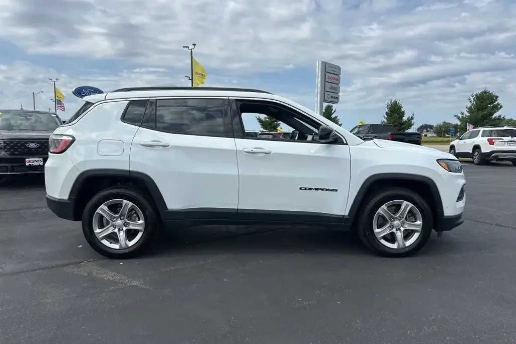 2023 Jeep Compass Latitude photo 1