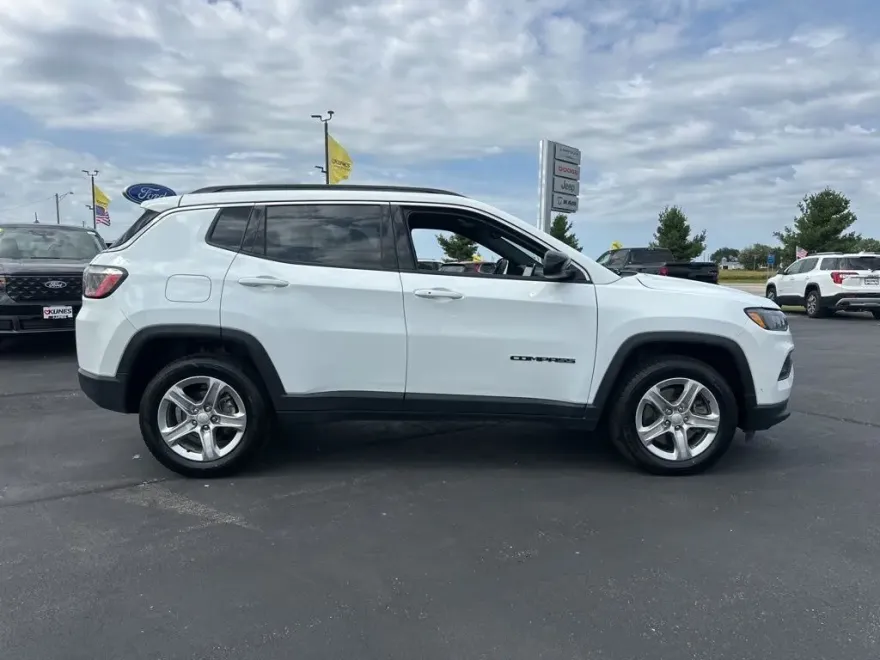 2023 Jeep Compass Latitude photo 1