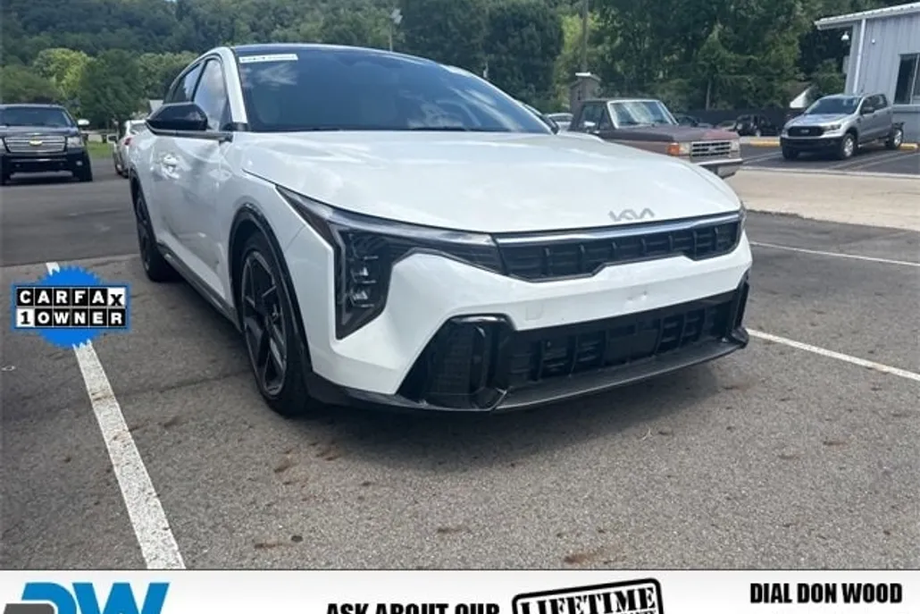 2025 Kia K4 GT-Line photo 1