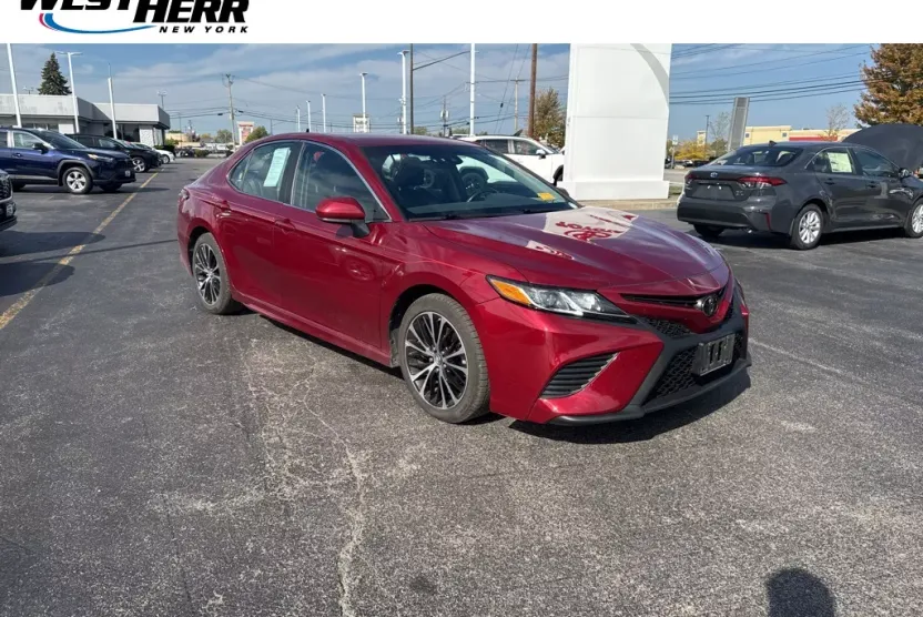2018 Toyota Camry SE photo 1