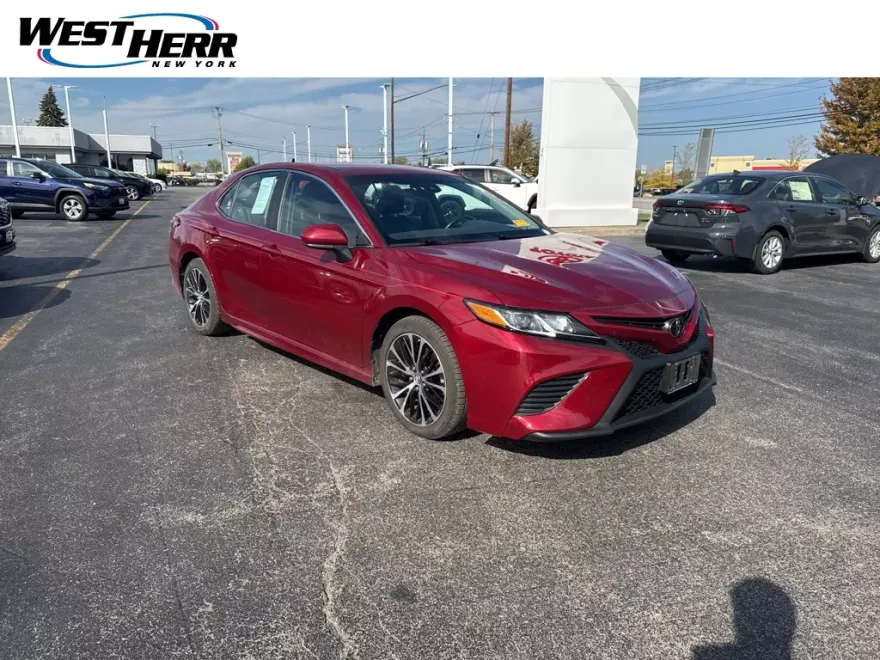 2018 Toyota Camry SE photo 1