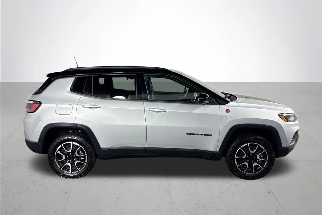 2024 Jeep Compass Trailhawk photo 1