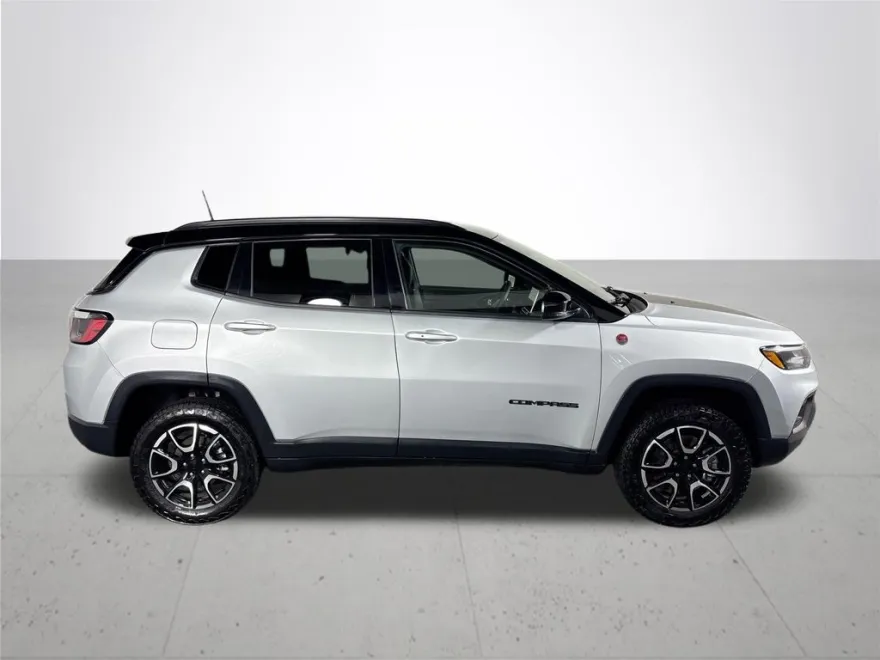 2024 Jeep Compass Trailhawk photo 1