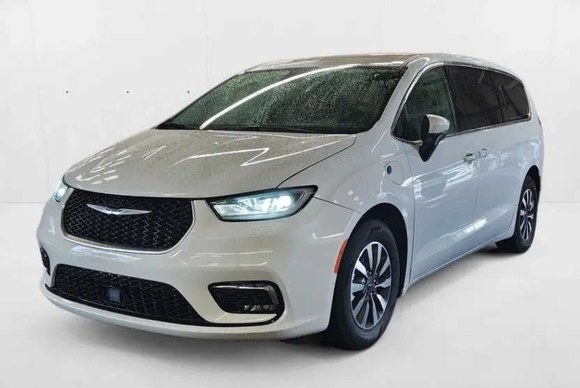 2023 Chrysler Pacifica Hybrid Touring L photo 1