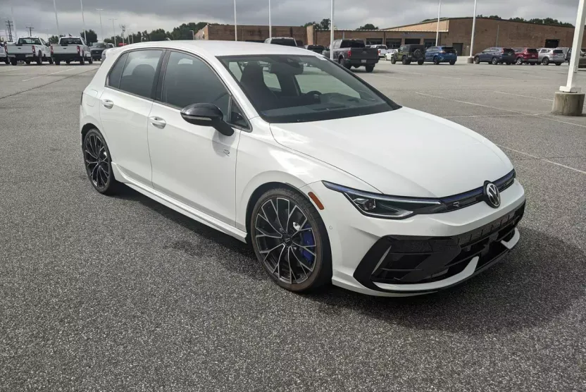 2025 Volkswagen Golf R 2.0 TSI photo 1