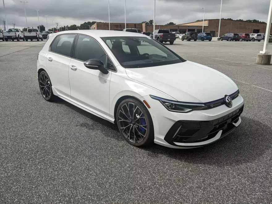 2025 Volkswagen Golf R 2.0 TSI photo 1