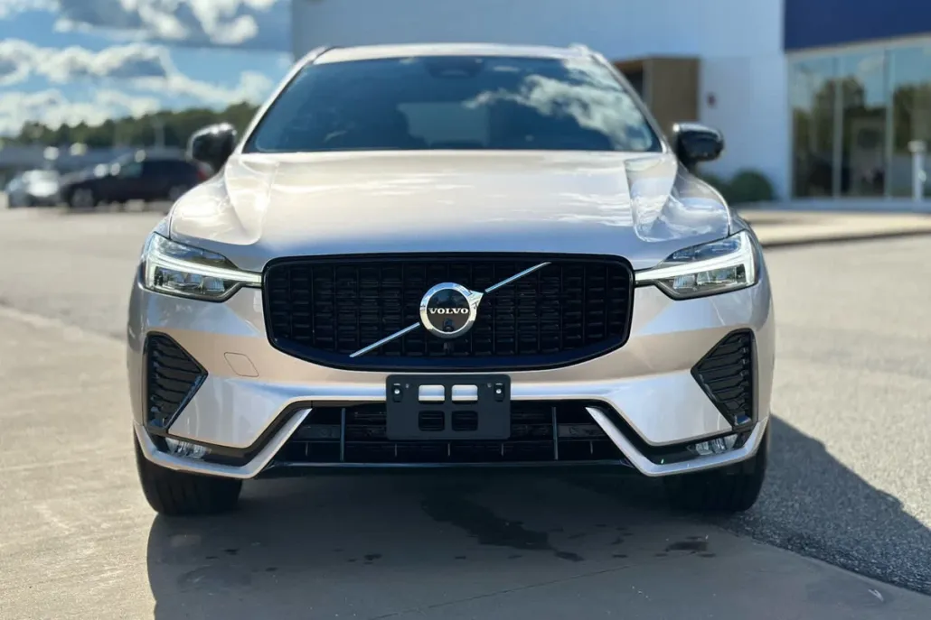 2025 Volvo XC60 B5 Plus photo 1