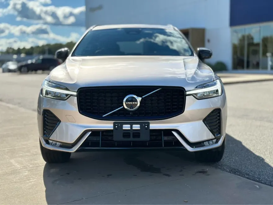 2025 Volvo XC60 B5 Plus photo 1