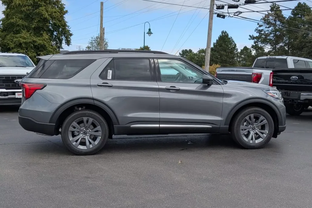 2025 Ford Explorer photo 1