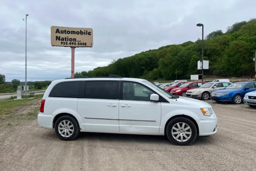 2013 Chrysler Town & Country Touring photo 1