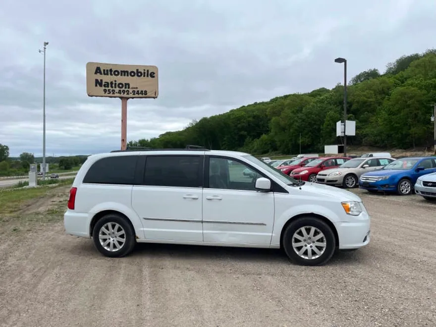 2013 Chrysler Town & Country Touring photo 1