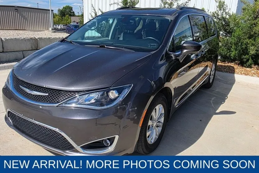 2017 Chrysler Pacifica Touring L photo 1