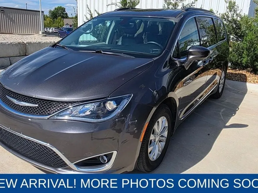 2017 Chrysler Pacifica Touring L photo 1