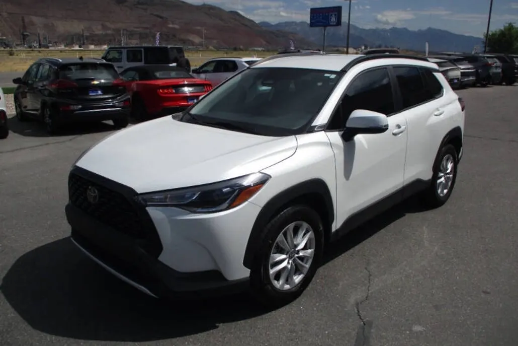 2023 Toyota Corolla Cross LE photo 1