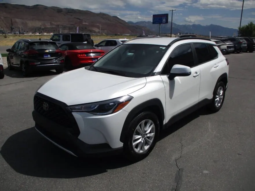 2023 Toyota Corolla Cross LE photo 1