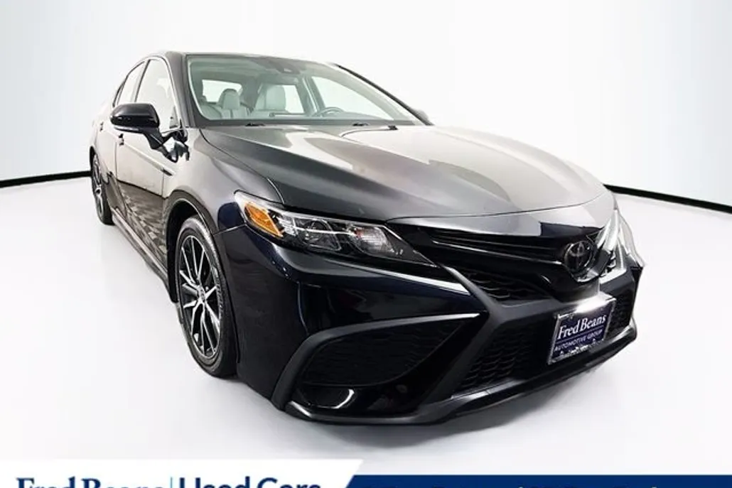 2022 Toyota Camry SE photo 1