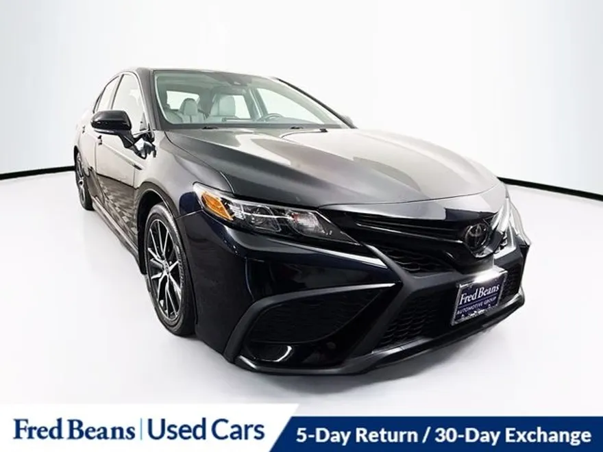 2022 Toyota Camry SE photo 1