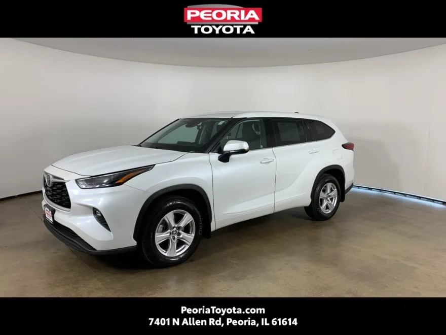 2022 Toyota Highlander LE photo 1