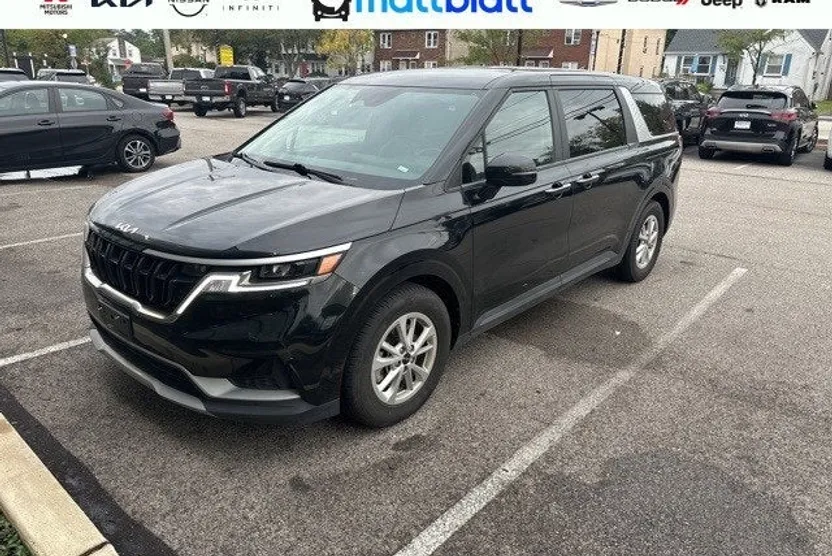 2024 Kia Carnival LX photo 1